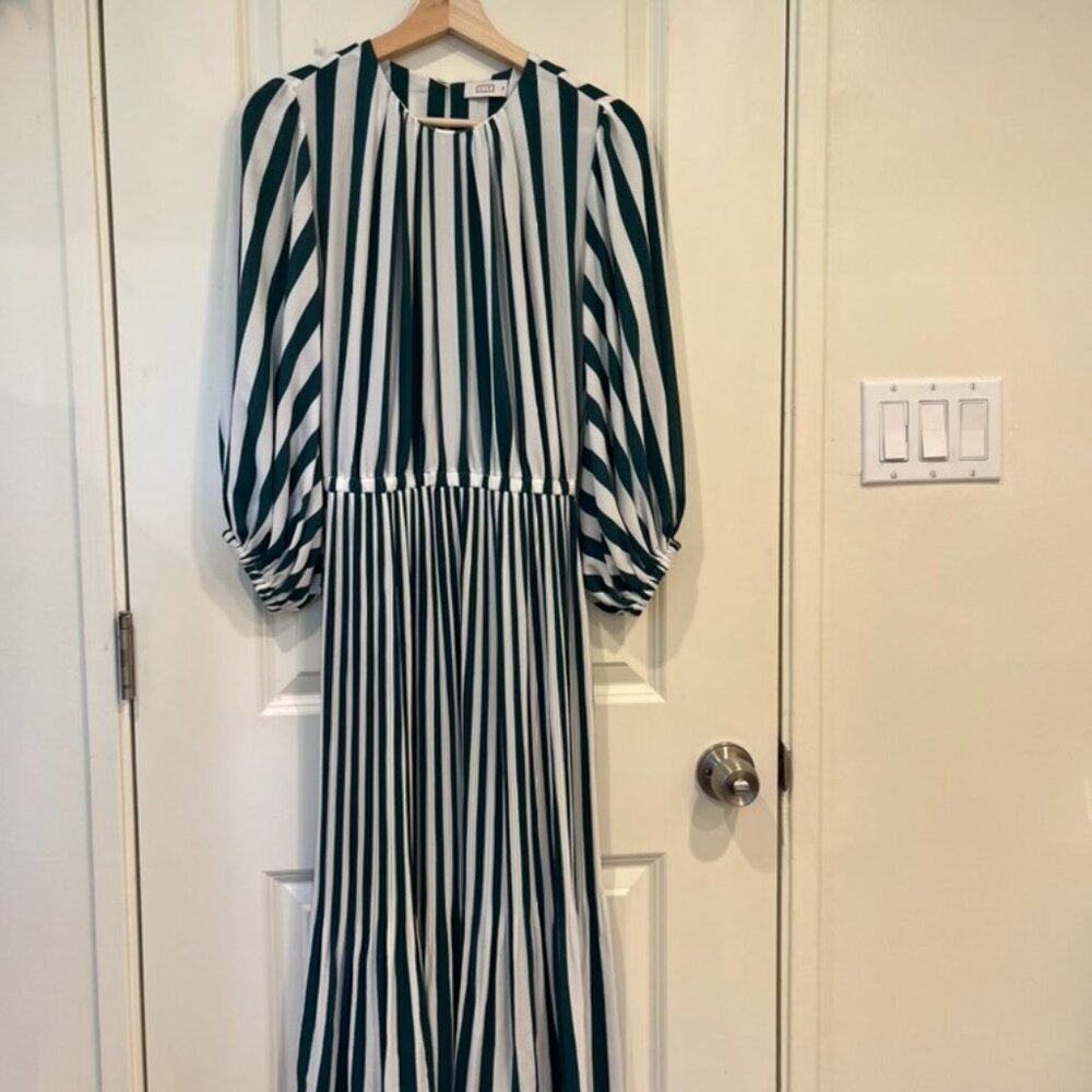 Striped long-sleeved pleated dress
